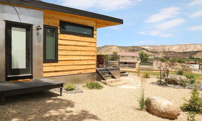 Escalante Apartment | Wild Rose Tiny‑Home Retreat| Scenic Views & Luxury