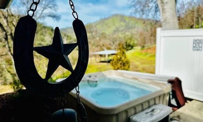 Ahwahnee House | Wild Stallion/HOT TUB/Sleeps 4/Darts/Private