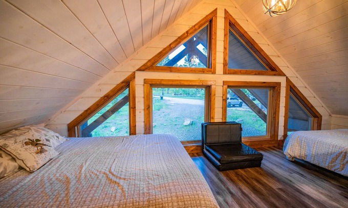 Hochatown Cabin | Wildcat Den 3+ Luxury Farmhouse Modern Cabin Minutes from Broken Bow Lake