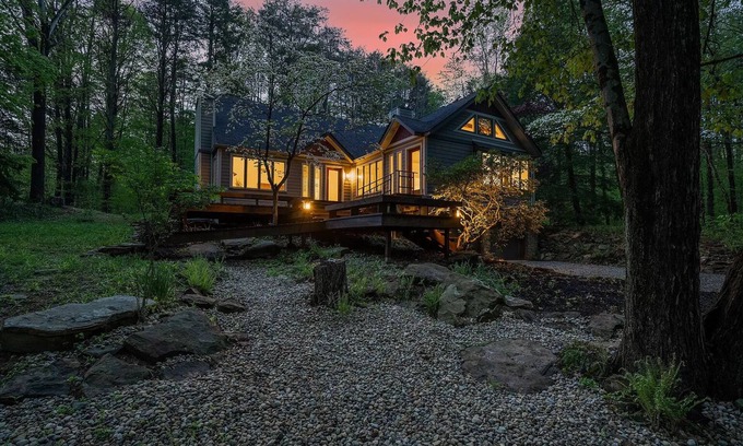 Trafalgar House | "Wildwood Acres"nPeaceful Wooded Retreat