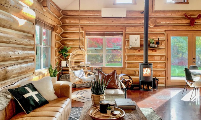 White Salmon House | Wildwood Mountain Modern Log Cabin- 3 Acres, Garage Game Room, Shuffleboard
