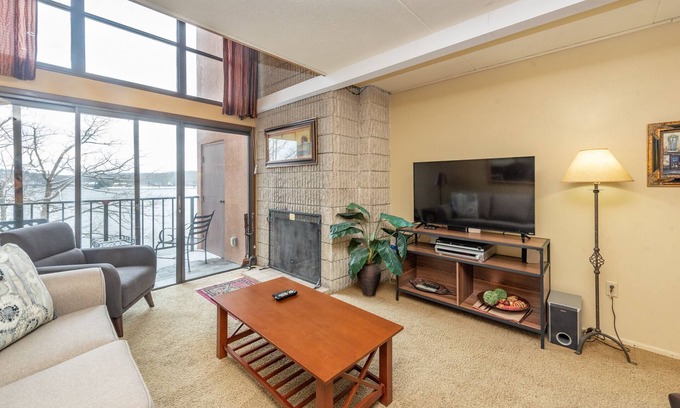 Thayerville Condo | Will O' The Wisp 507G: Beautiful Furnished Lakefront 2 Bedroom Condo, Free WIFI!