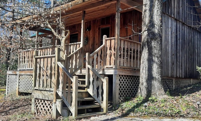 Wears Valley Cabin | Willd Mouutain Laurel cabin is a charming, cozy, and peaceful cottage.