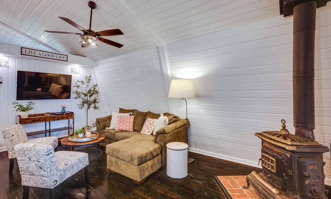 Willis House | Willis Vacation Rental ~ 2 Mi to Lake Conroe!