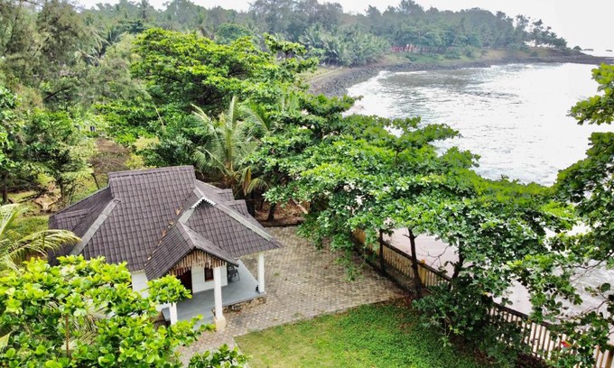 Kannur House | Willo stays The Metro Landsend Beach Resorts