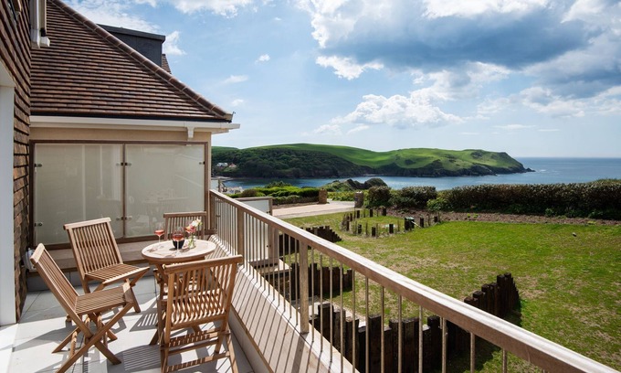 Hope-Cove Apartment | Willow Cove - a luxury self-catering apartment footsteps from the beach