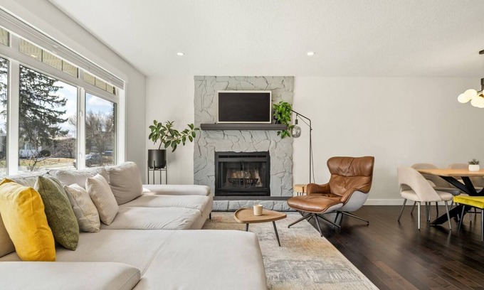 Willow Park House | Willow Dreams: Elegant 3-Bedroom Home near Shops