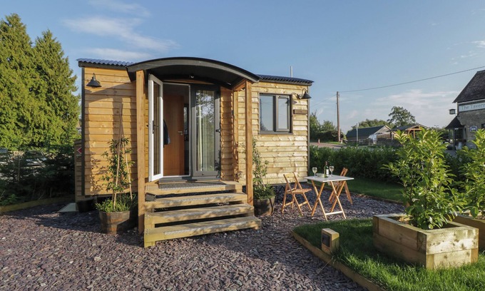 Kemble Cottage | WILLOW, pet friendly, with a garden in Kemble