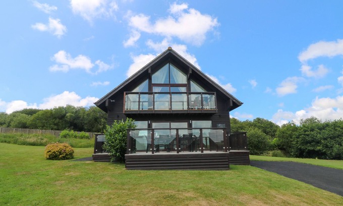 Winnard's Perch Cottage | WILLOW, RETALLACK, pet friendly, with pool in St Columb Major