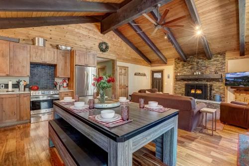 Tahoe Paradise House | Willow's Hideaway - Pet Friendly Cozy Cabin