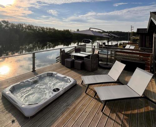 Greatford House | Willow's Lakeside Lodge With Hot Tub at Tallington Lakes