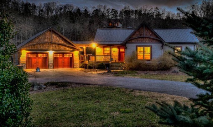 Blue Ridge Cottage | Willow Springs Retreat - Pet Friendly | Hot Tub | Pool Table | Foosball | Arcade | Gated Community