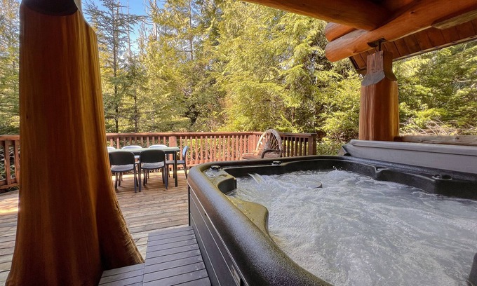 Ucluelet Cabin | Willowbrae Chalet-Sophisticated Forest-Hot Tub