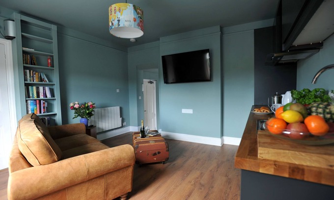 Cheltenham Apartment | Wilson - an apartment that sleeps 2 guests in 1 bedroom