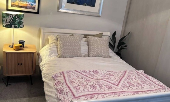 Trinity House | Wimbledon Gem: Charming House with a Garden