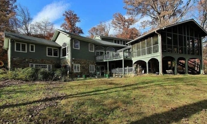 Moneta House | Wind Family Compound-Best LARGE Rental on SML! 8000sq feet!