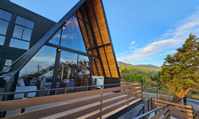 Monteverde Ski Chalet | Wind Houses, Casas de Viento