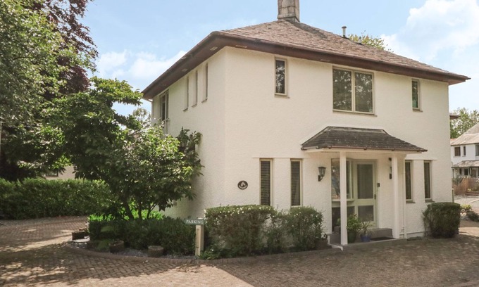 Bowness-on-Windermere House | Windermere spacious 4 bed 4 bath house, parking & 5 mins walk to village & Lake