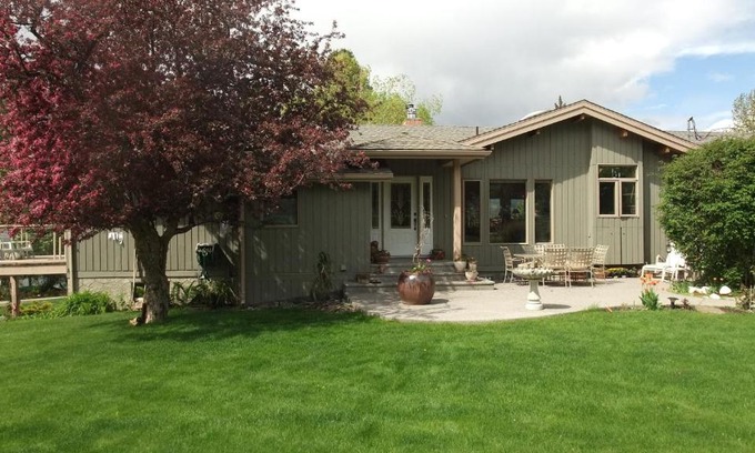 East Kootenay Bed & Breakfast | Windermere Lakeside Bed and Breakfast