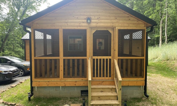 Cullowhee Cabin | Winding road cabin screen front porch uncovered back porch
