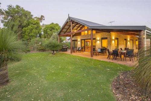 Dunsborough House | Windlemere Getaway - Rural Living minutes from town