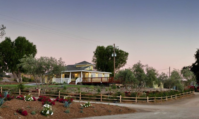 Paso Robles House | Windmill House on Rails Nap Estate.