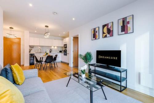 Birmingham City Centre Apartment | Windmill Suite- Modern 2 bed 2 bath with concierge perfect for leisure, business and contractor stays by Dreamluxe