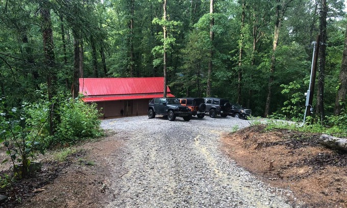 Clinton Cabin | WINDROCK CABIN THAT IS 5 MINUTES AWAY FROM GENERAL STORE AND TRAIL HEADS BEAUTY!