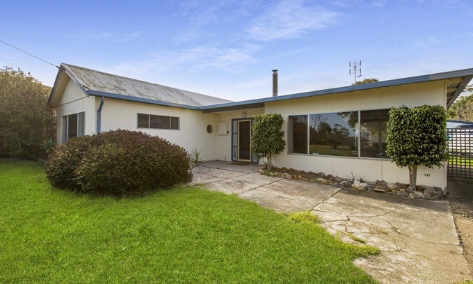 Paynesville House | Windsong - A beautiful country-style property only metres from the water