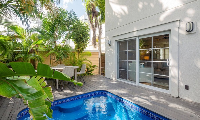 Old Town House | WINDSONG DELIGHT - Cute house on Windsor Ln