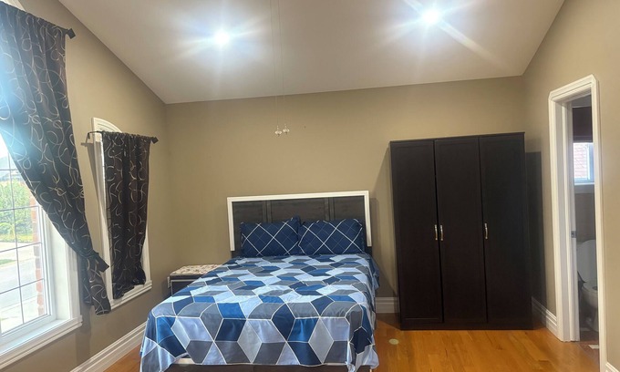 Woodslee House | Windsor home Room 4 free parking with high-speed Wifi