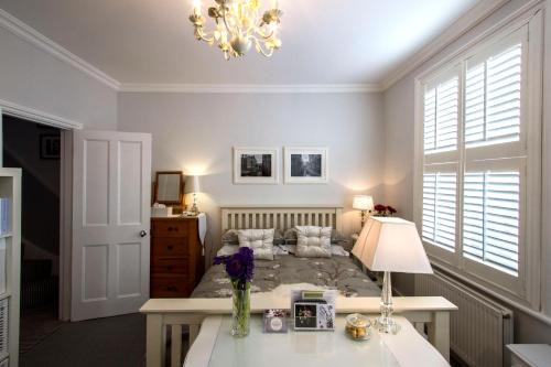 Kew House | Windsor Road Retreat