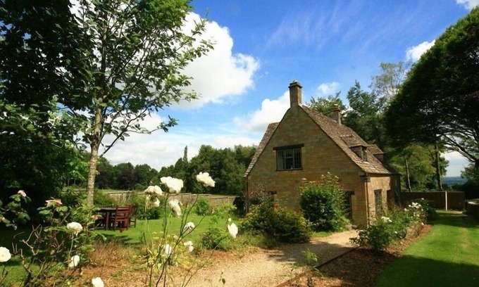 Longborough Cottage | WINDY RIDGE COTTAGE, pet friendly, with open fire in Longborough
