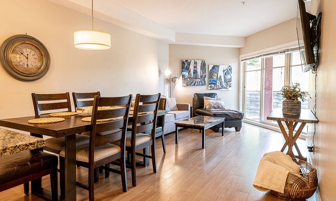 Central Okanagan Condo | Wine Country | 2 BR + Hot Tub | Free Parking & Close to WORLD CLASS Wineries