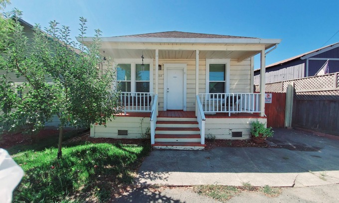 Santa Rosa Cottage | Wine Country cottage style cozy home in the heart of Sonoma Wine Country.