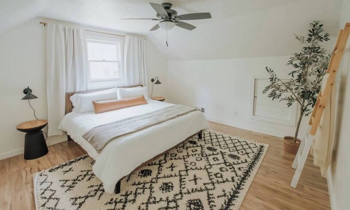 Dahlonega Cabin | Wine Country Getaway Chalet | Pet Friendly