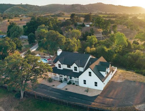 Paso Robles House | Wine Country Modern Farmhouse With Heated Pool, Hot Tub, Cybertruck