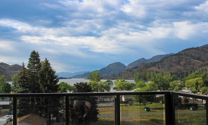 Okanagan-Similkameen Apartment | Wine Country Retreat - Walk to Beach, Rooftop Views