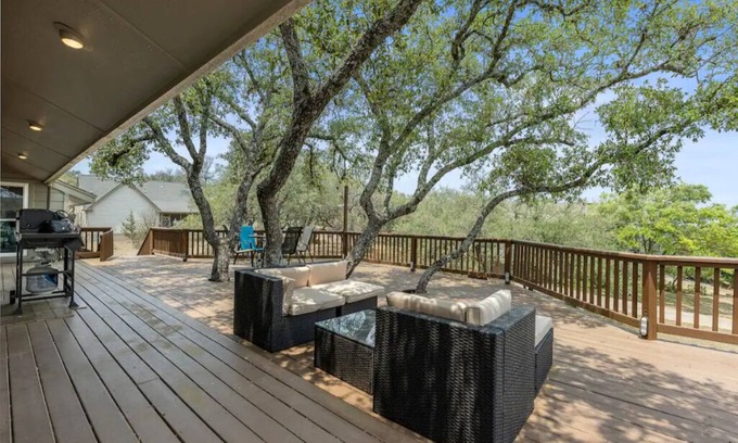 Spicewood House | Wine Country Retreat with lake view!