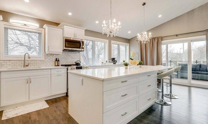 Town of Essex Apartment | Wine Route Loft w/Hot Tub: 2BR, Kitchen & More