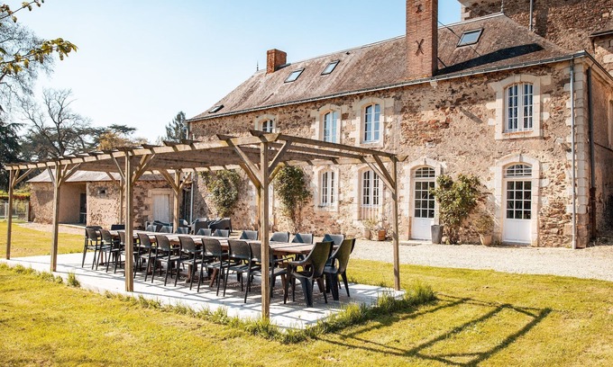 Longuefuye House | Wing of an eighteenth castle, private heated pool