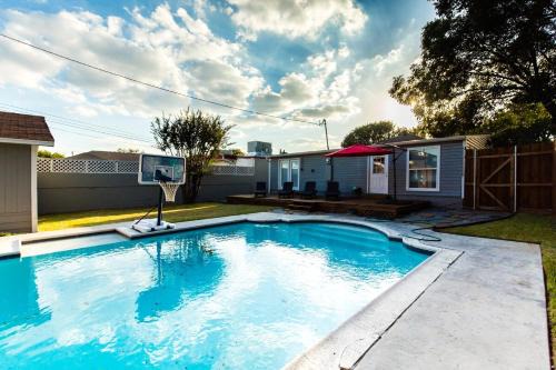 Kessler House | Winnetka Heights Hideaway