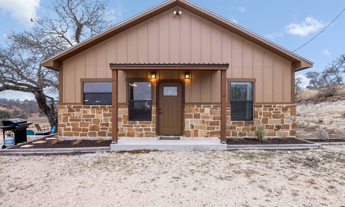 Fredericksburg House | Winnie's Place - Dog Friendly - Beautiful sunsets, Hill County Views!