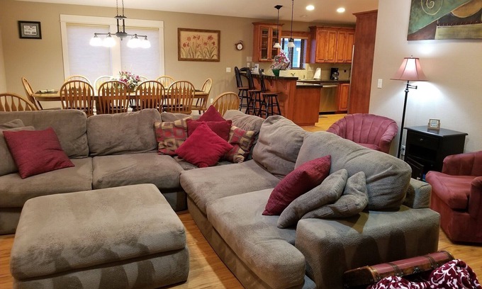 Roads End House | WINTER 2025-FREE nights! Pay for 3, get 2 FREE! Hot Tub-WIFI-AMAZING VIEWS!