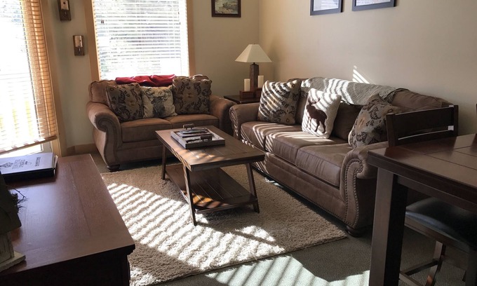 Mammoth Lakes Condo | WINTER SKI IN SKI OUT SLOPESIDE Sunstone 1Br Condo Location Location Location!