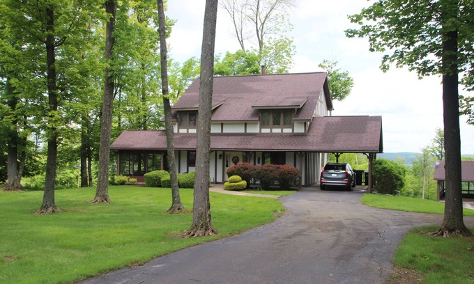Clymer Condo | Winterberry Lodge: Ski In/Out of this slopeside single condo. Best location!