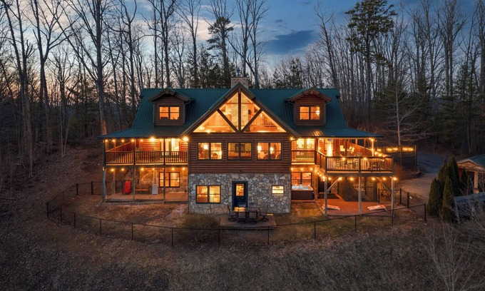 Gatlinburg - Pigeon Forge Cabin | Winterbrow - Privacy, Views, Hot Tub, and Games!