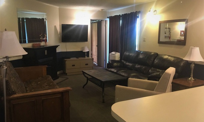 Ghent Apartment | Winterplace Condo E201