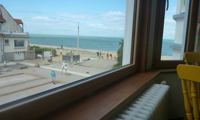 Wissant Apartment | WISSANT Apartment with sea view on a pretty square in 1900
