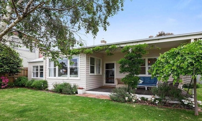 Indented Head Cottage | Wisteria Cottage - opposite beach